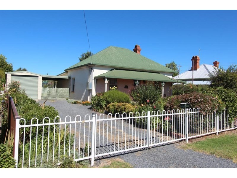 102 Bulwer Street, Tenterfield NSW 2372