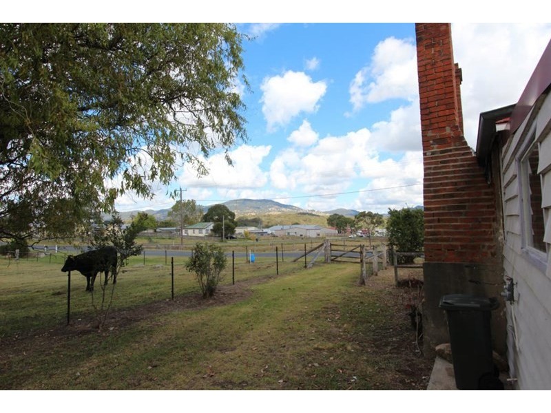 21 Logan Street, Tenterfield NSW 2372