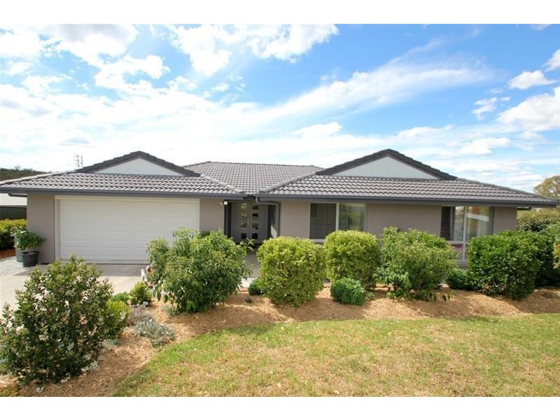11 Parkes Drive, Tenterfield NSW 2372