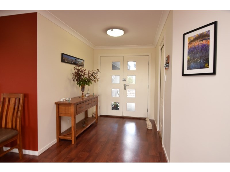 11 Parkes Drive, Tenterfield NSW 2372