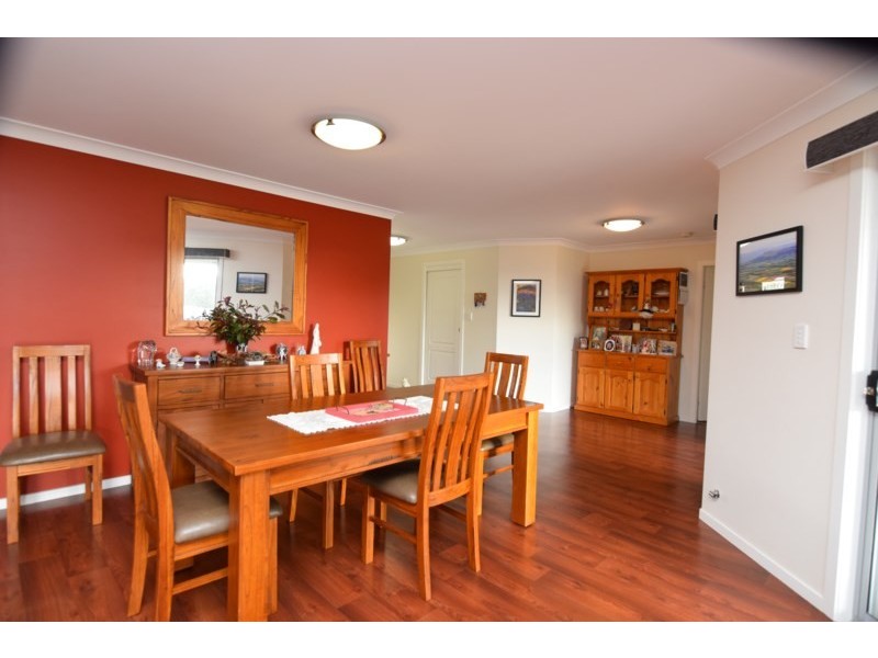 11 Parkes Drive, Tenterfield NSW 2372