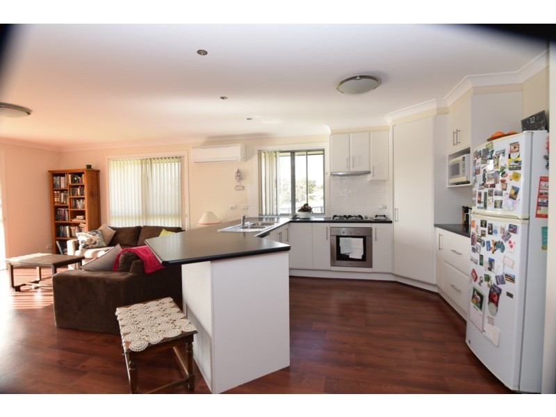 11 Parkes Drive, Tenterfield NSW 2372