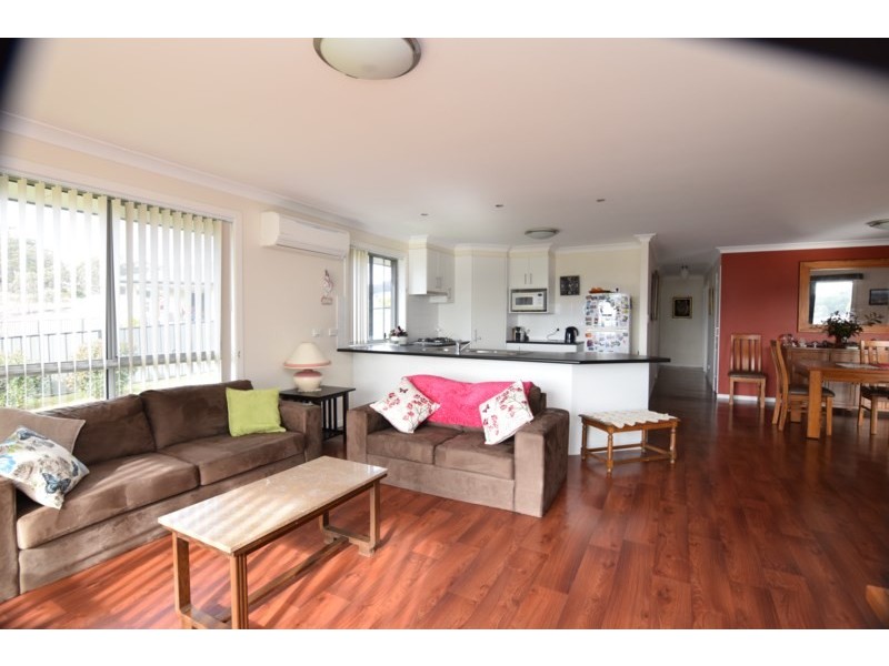 11 Parkes Drive, Tenterfield NSW 2372