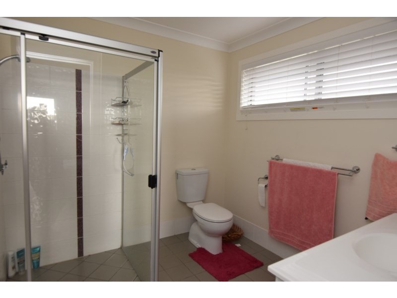 11 Parkes Drive, Tenterfield NSW 2372