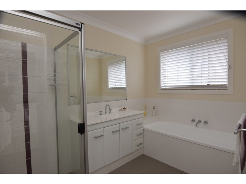 11 Parkes Drive, Tenterfield NSW 2372