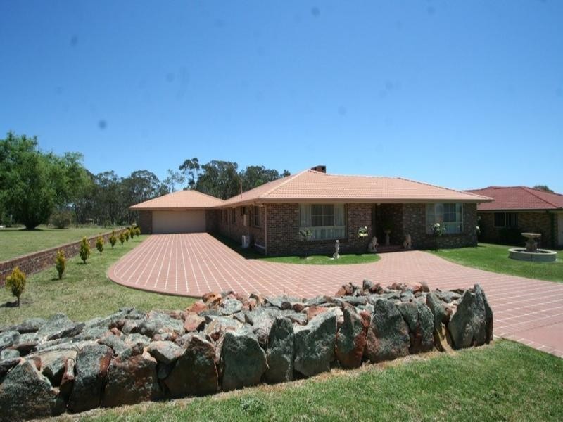 26 East Street, Tenterfield NSW 2372