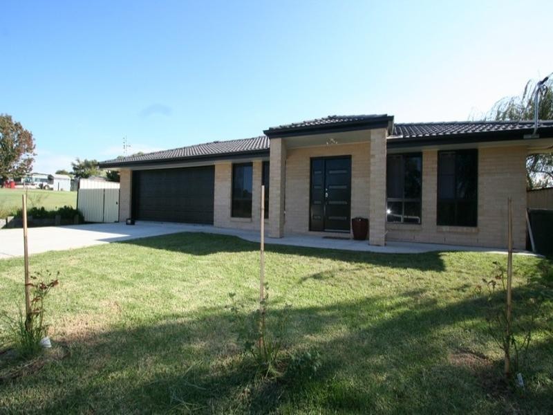 24 Laird Street, Tenterfield NSW 2372