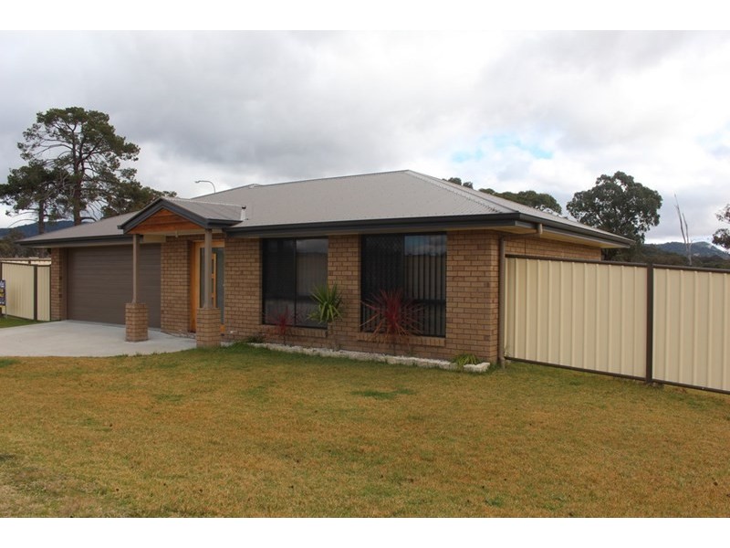 1 Parkes Drive, Tenterfield NSW 2372