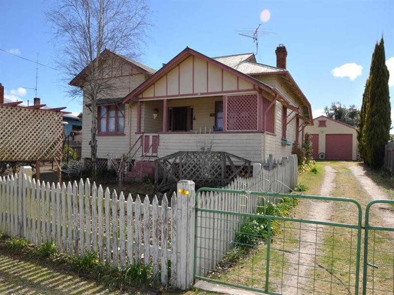 12 Railway Street, Tenterfield NSW 2372