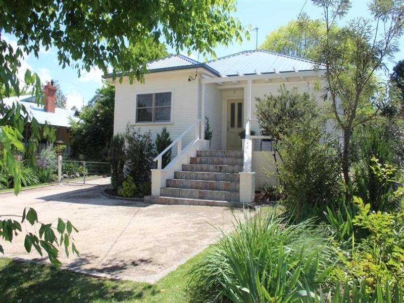 52 George Street, Tenterfield NSW 2372