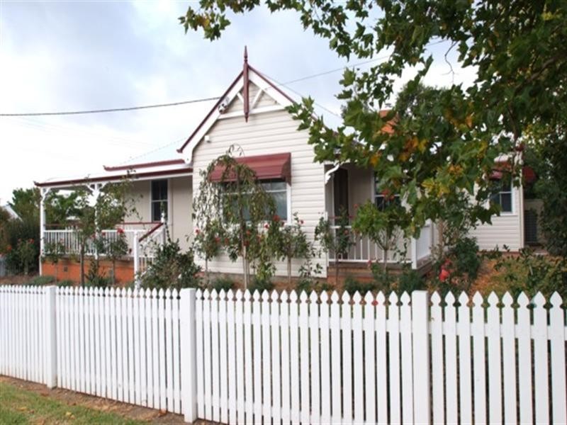 81 Logan Street, Tenterfield NSW 2372