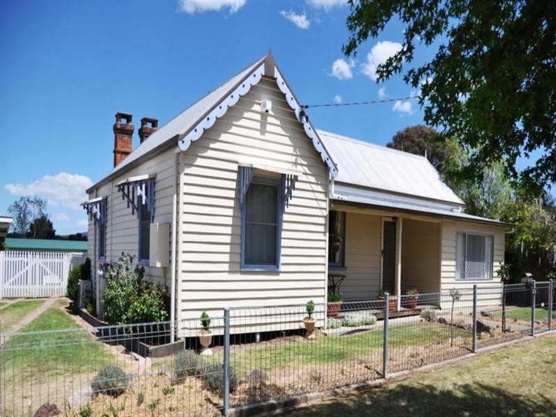 35 Margaret Street, Tenterfield NSW 2372