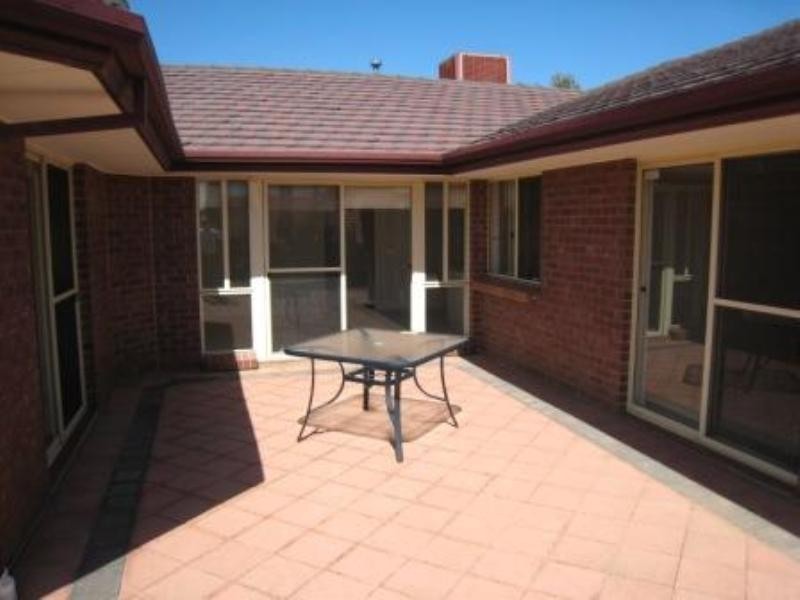 8 Chamberlain Court, Greenwith SA 5125