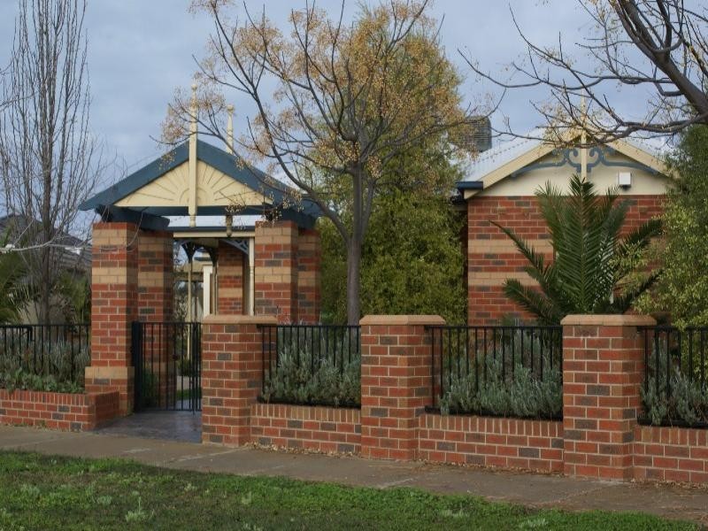 8 Rocklands Crescent, Kialla VIC 3631