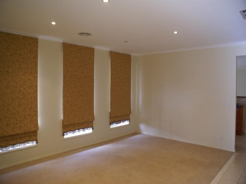 8 Rocklands Crescent, Kialla VIC 3631