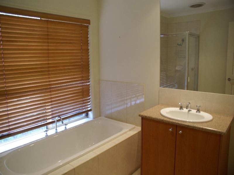 8 Rocklands Crescent, Kialla VIC 3631