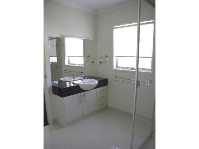 1/2 Somer Avenue, Shepparton VIC 3630