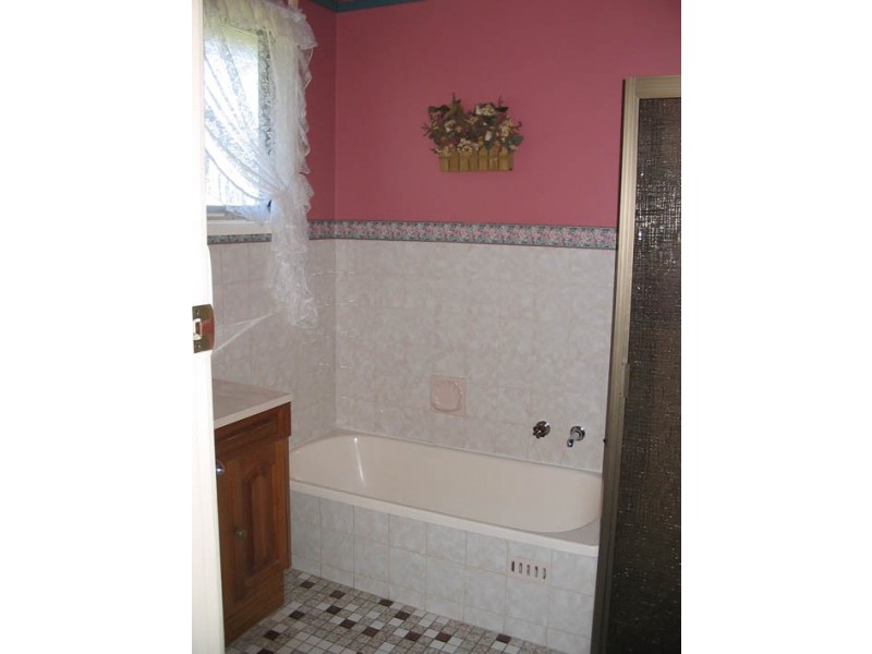 At Wynham Road, Moorak SA 5291