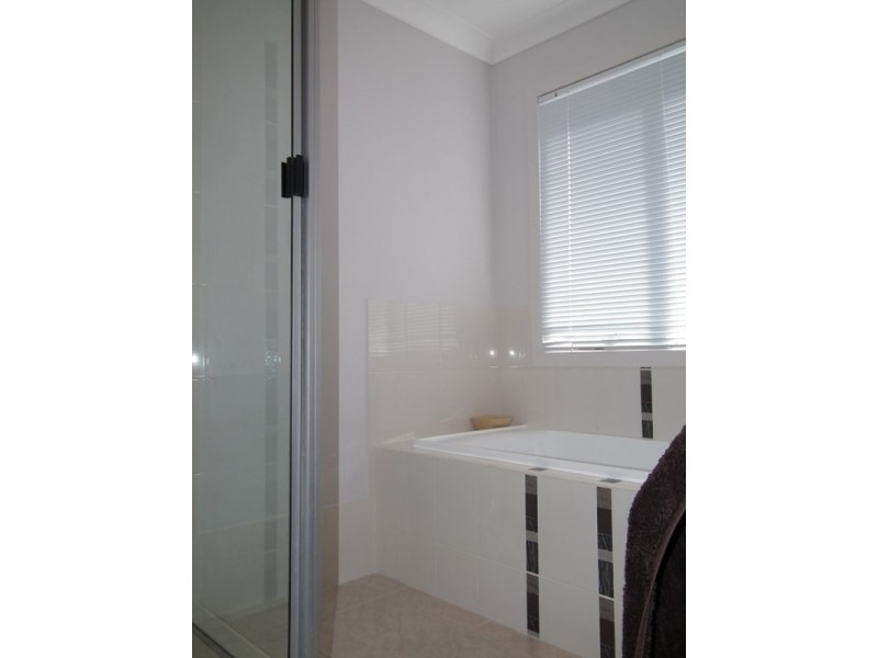 30 Lachlan Drive, Oakhurst QLD 4650