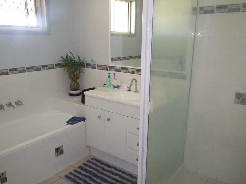 201 Philip Drive, Teddington QLD 4650