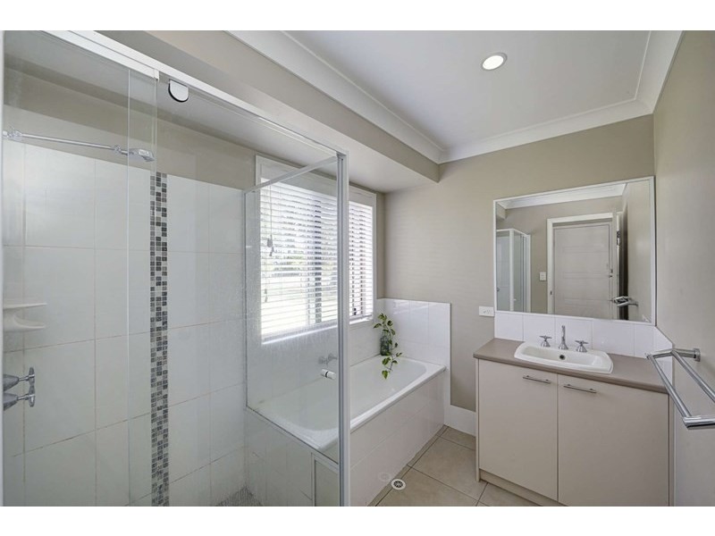 165 Woocoo Drive, Oakhurst QLD 4650