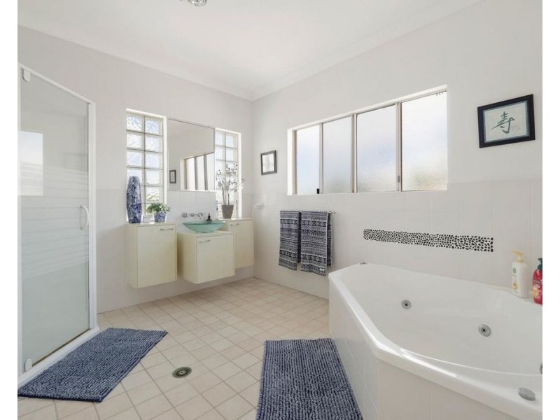 101 Esplanade, Point Vernon QLD 4655