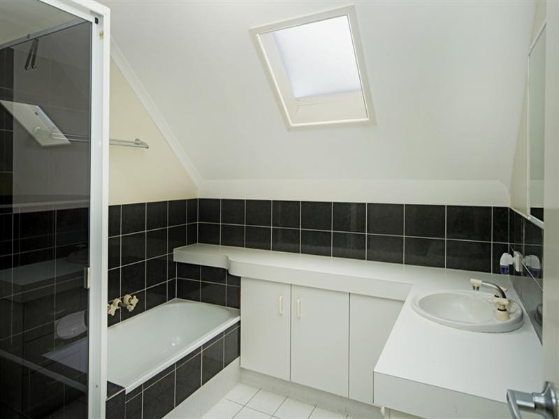 16 Spikes Court, Arundel QLD 4214