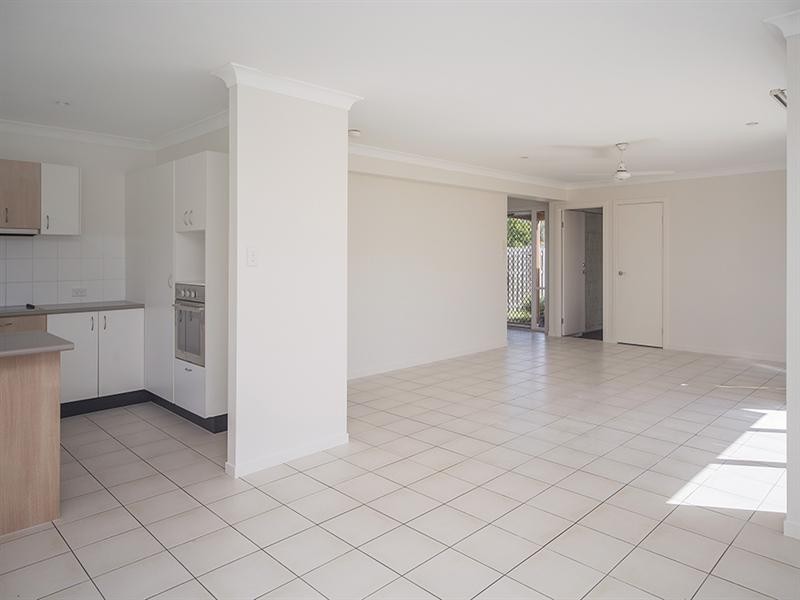 3 Ridgewood Close, Pacific Pines QLD 4211