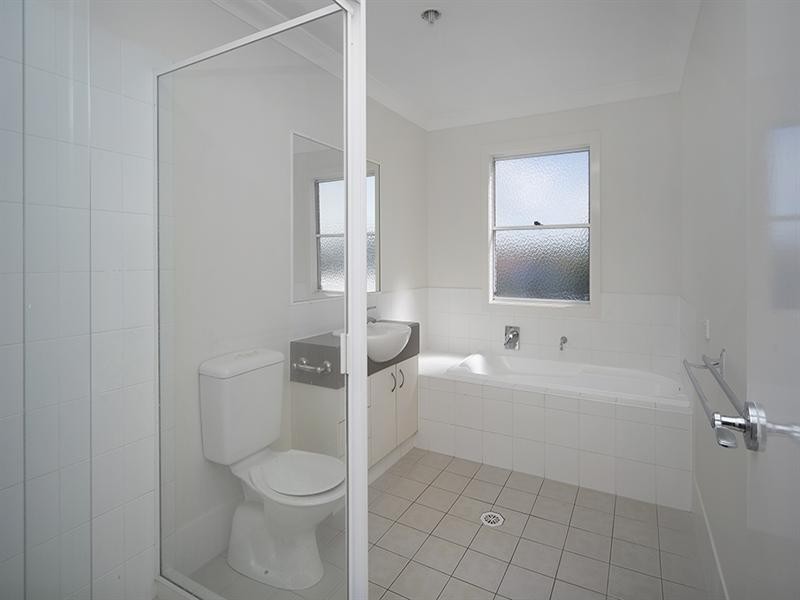 3 Ridgewood Close, Pacific Pines QLD 4211