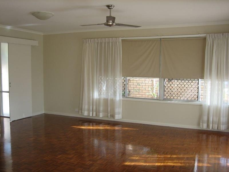 27 Vaggelas Crescent, Biggera Waters QLD 4216