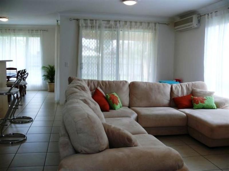 16 Hialeah Crescent, Helensvale QLD 4212