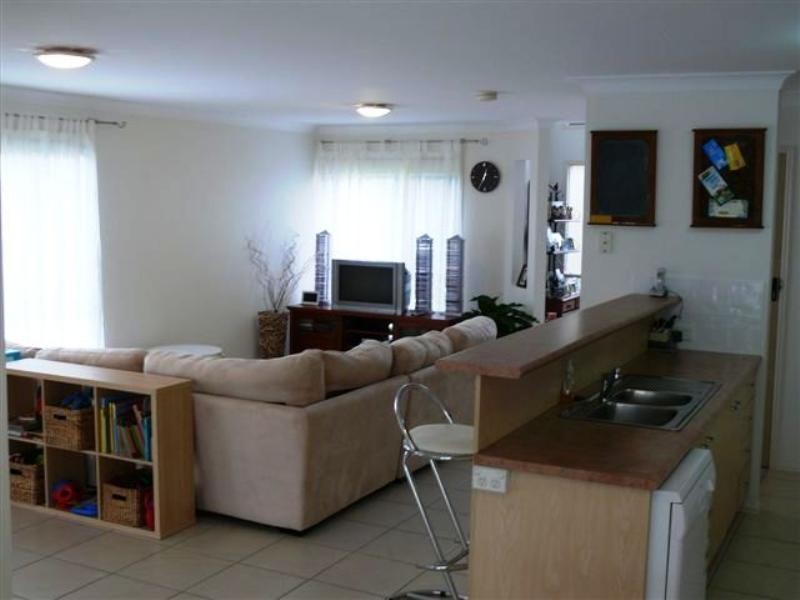 16 Hialeah Crescent, Helensvale QLD 4212