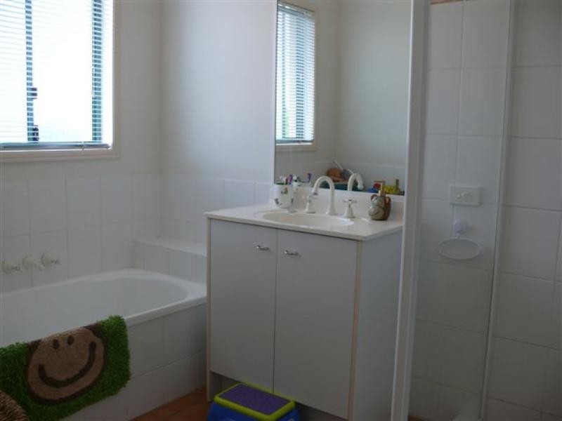 16 Hialeah Crescent, Helensvale QLD 4212