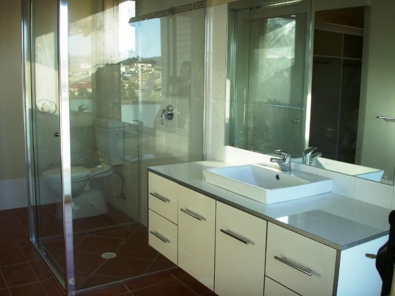 8 Angourie Crescent, Pacific Pines QLD 4211