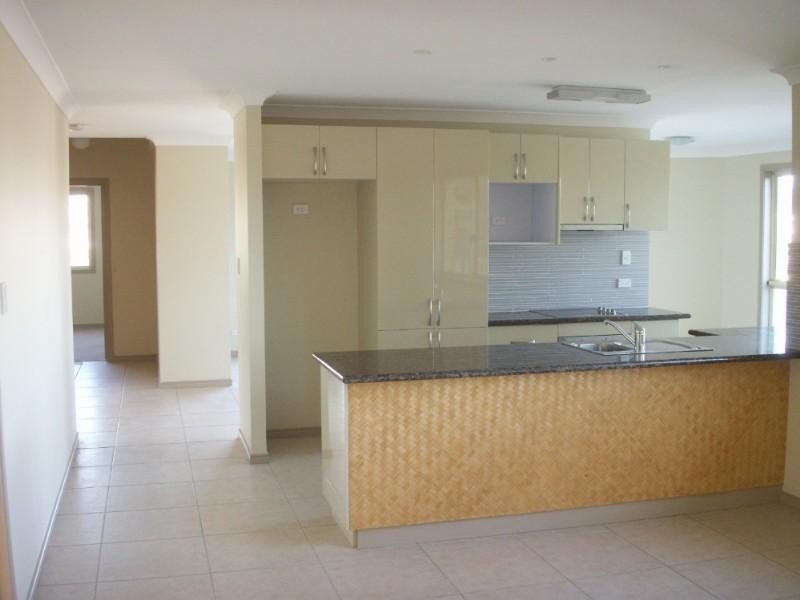 8 Angourie Crescent, Pacific Pines QLD 4211