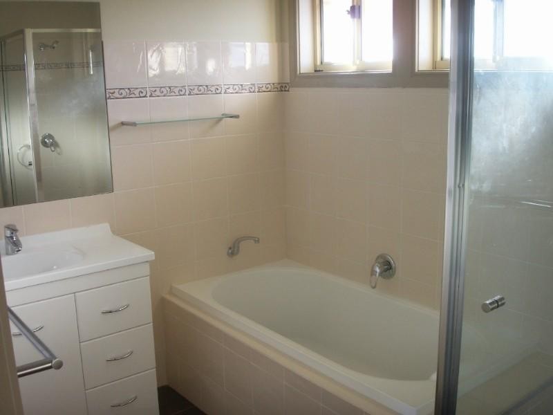 8 Angourie Crescent, Pacific Pines QLD 4211