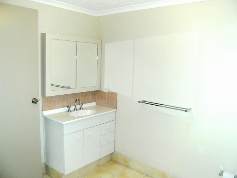 8 Angourie Crescent, Pacific Pines QLD 4211