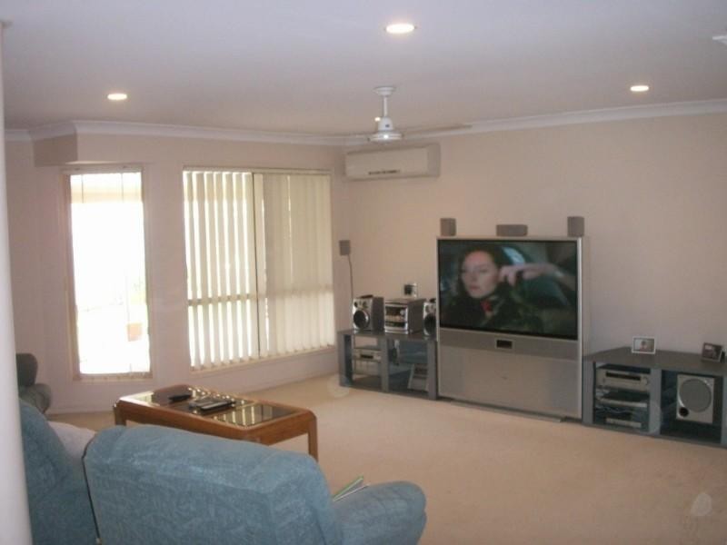 12 Rimatara Ri, Pacific Pines QLD 4211