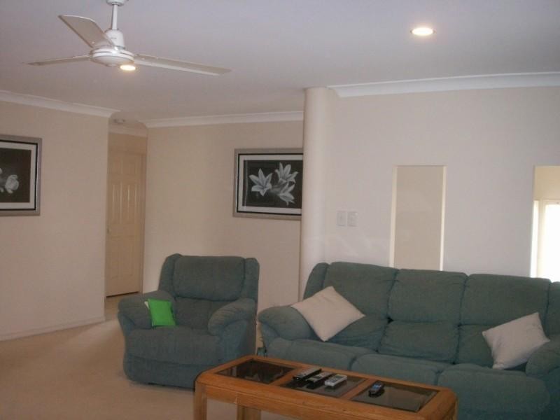 12 Rimatara Ri, Pacific Pines QLD 4211