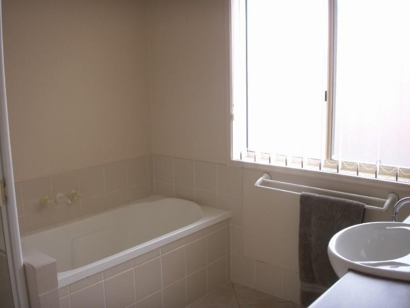 12 Rimatara Ri, Pacific Pines QLD 4211