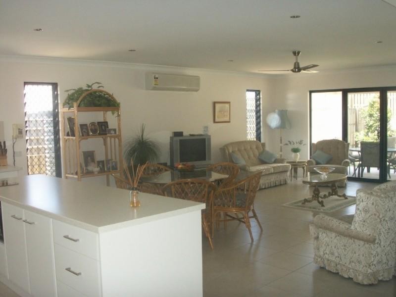 8 Argus Place, Pacific Pines QLD 4211