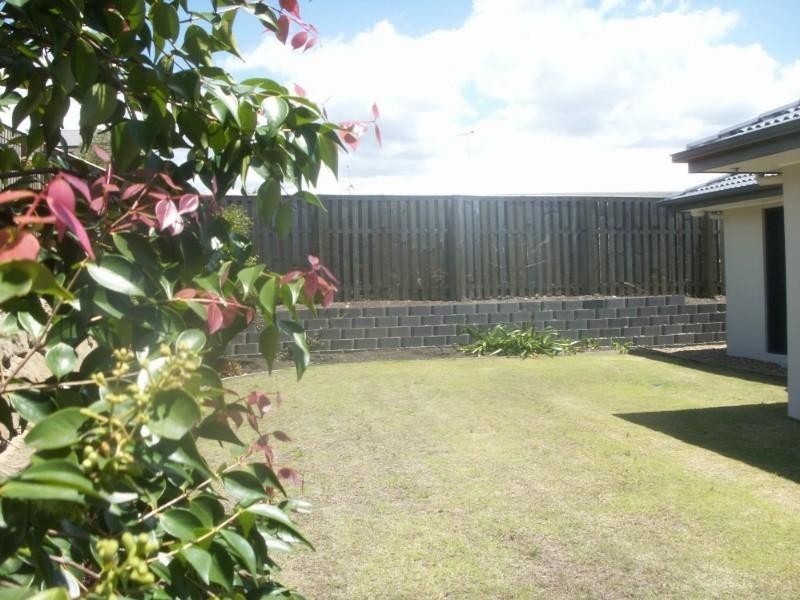 8 Argus Place, Pacific Pines QLD 4211