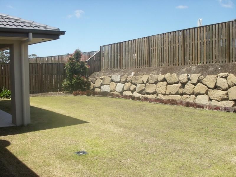 8 Argus Place, Pacific Pines QLD 4211