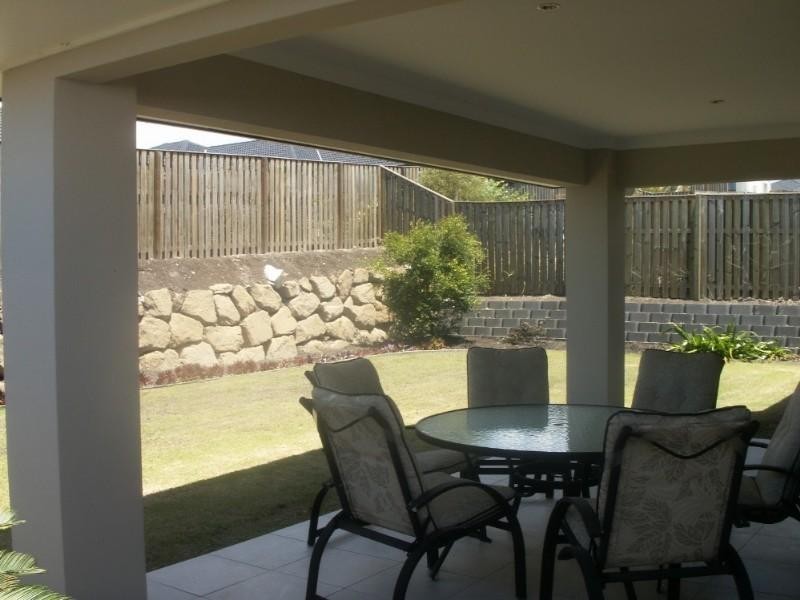 8 Argus Place, Pacific Pines QLD 4211