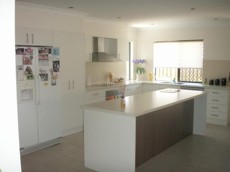 8 Argus Place, Pacific Pines QLD 4211