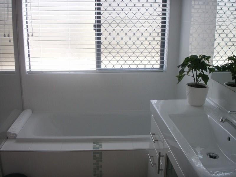 8 Argus Place, Pacific Pines QLD 4211