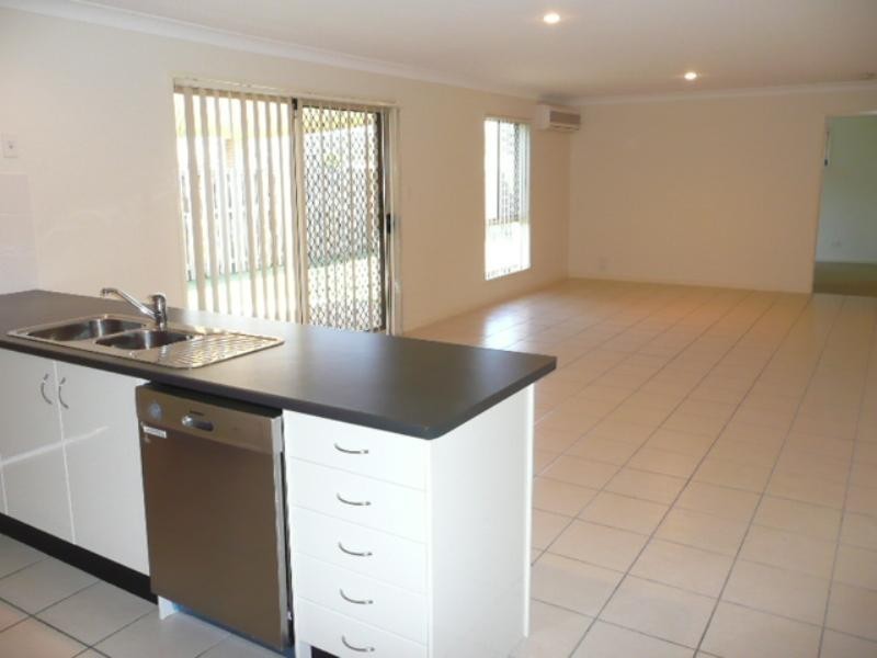 9 Taske Rise, Pacific Pines QLD 4211