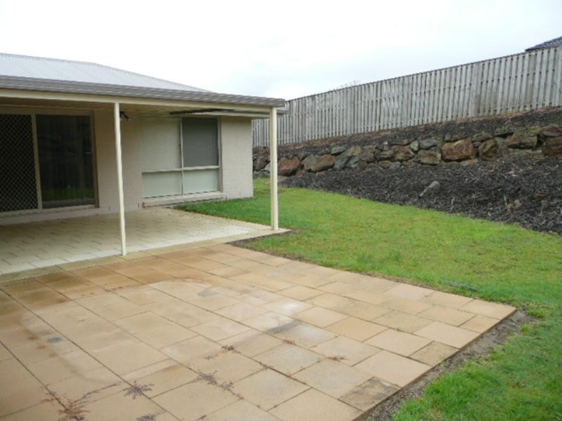 16 Tallow Street, Pacific Pines QLD 4211
