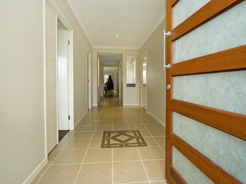 9 Meadow Court, Maudsland QLD 4210