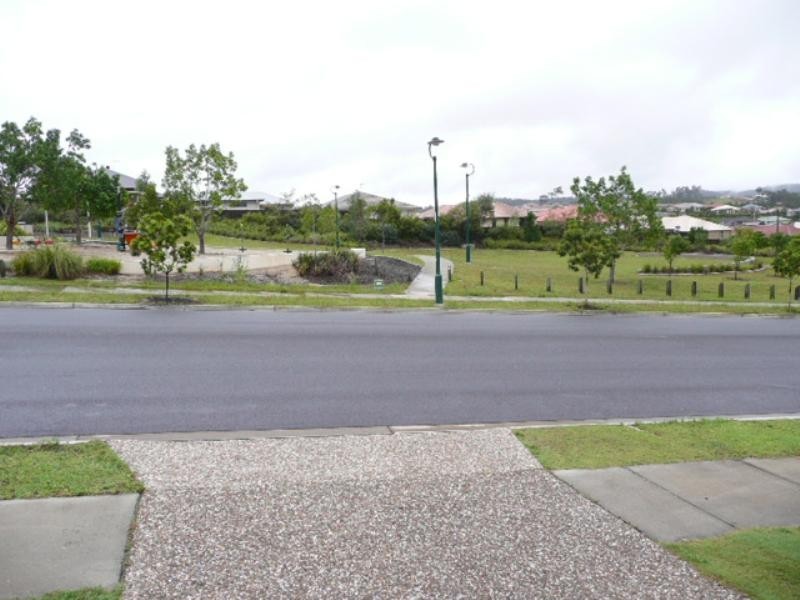 8 Stokes Street, Pacific Pines QLD 4211